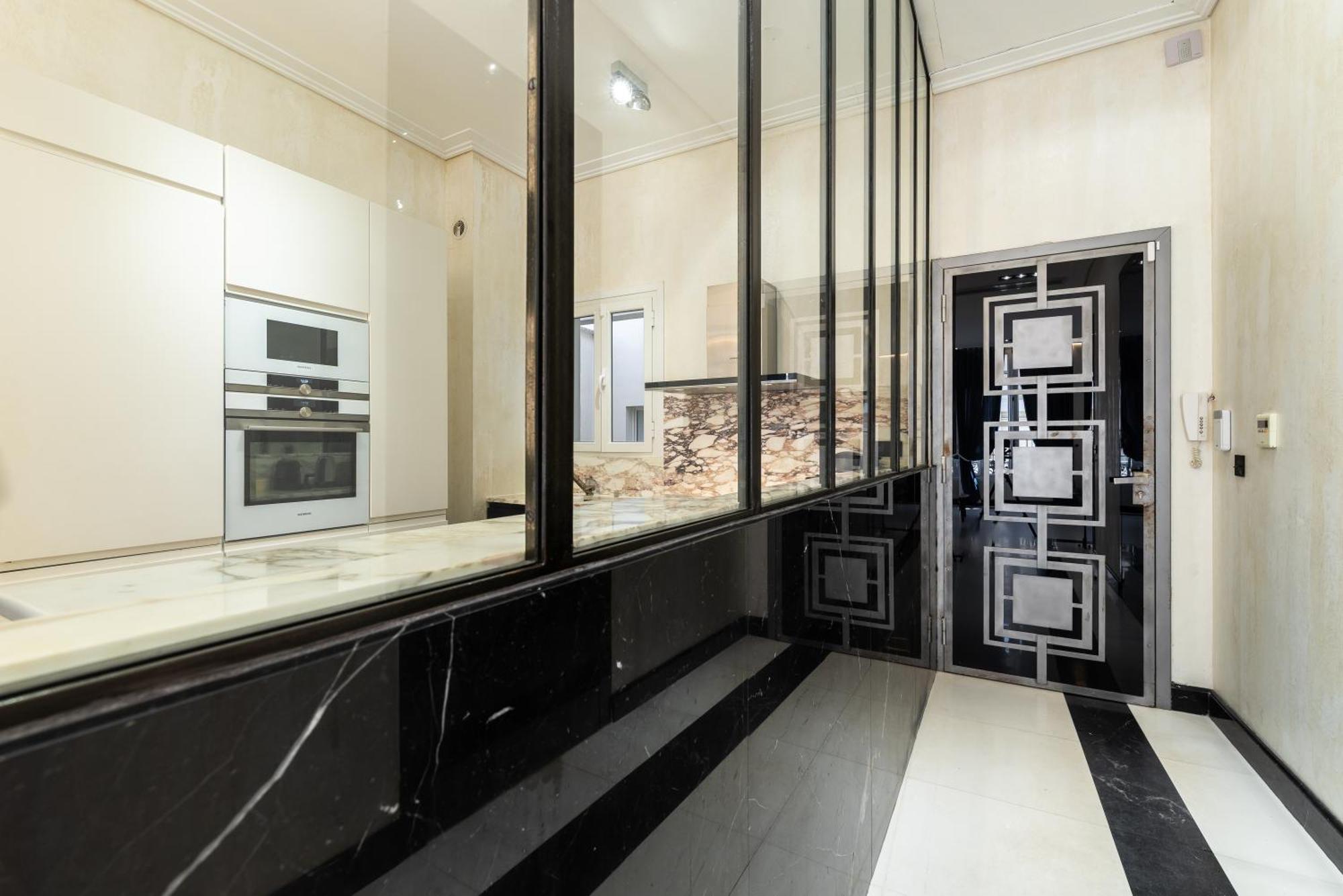110 M2 Golden Square, Renovated, 20metres Croisette, Parking Private