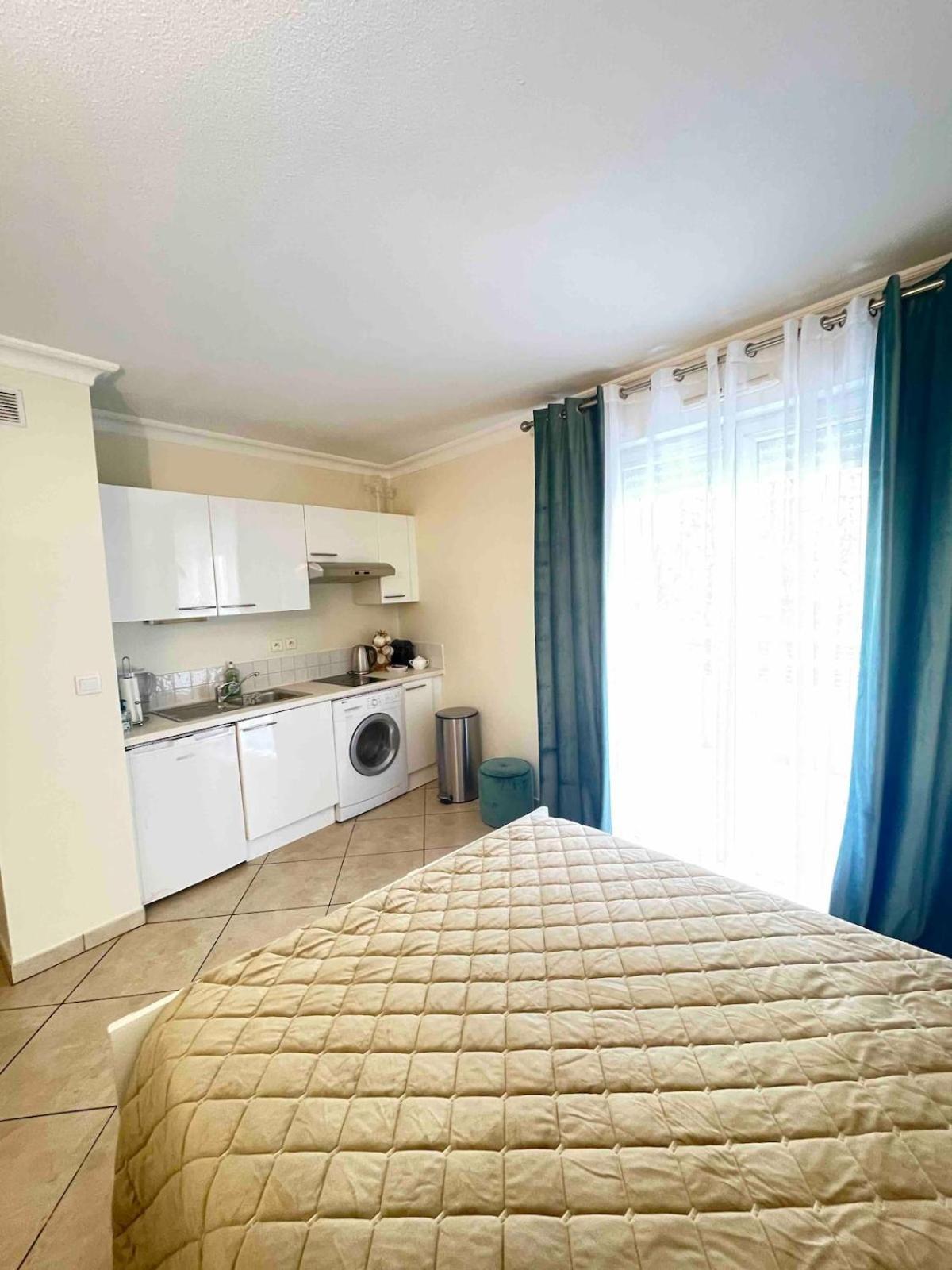 Jolie A Apartment