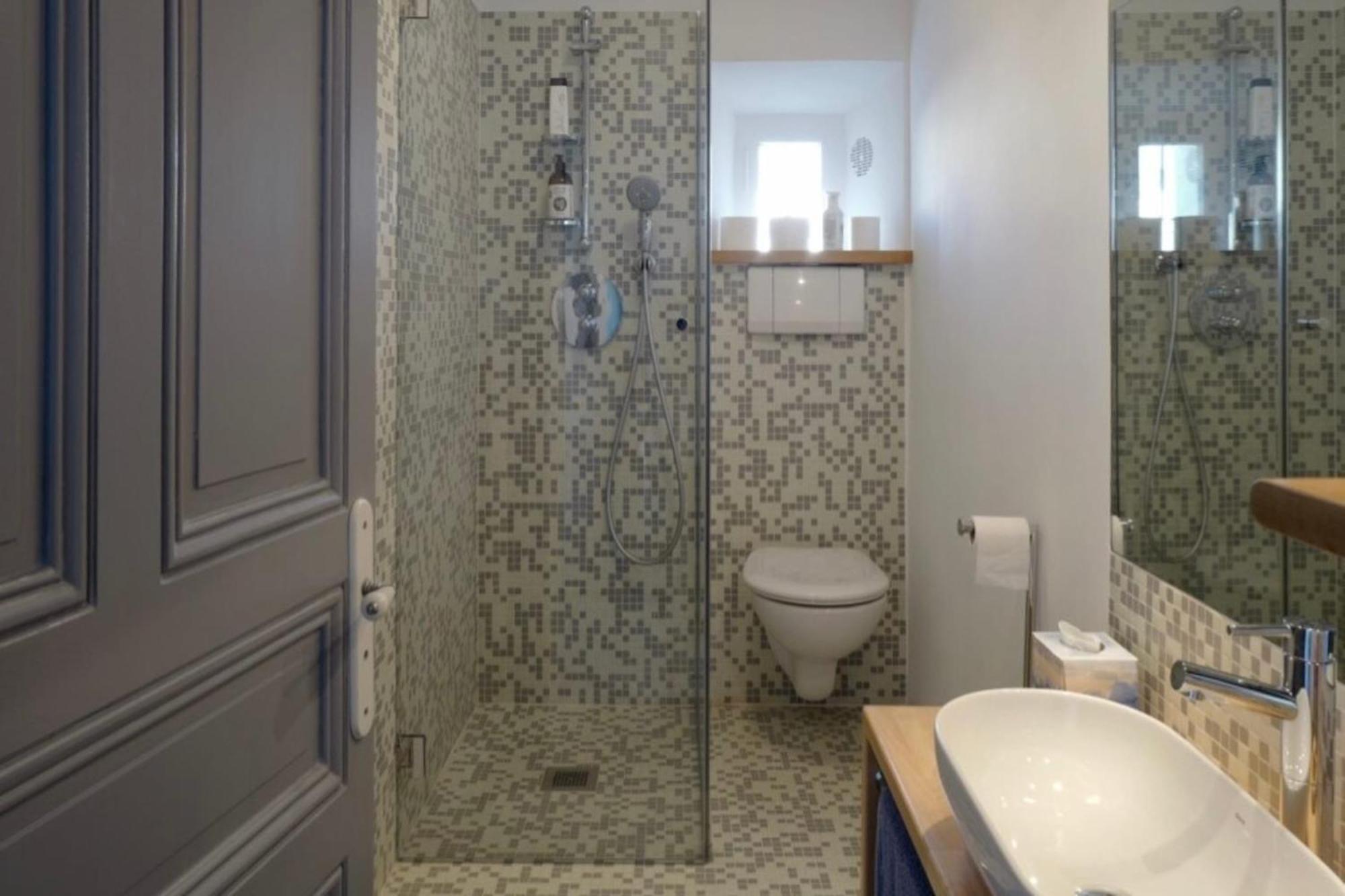- Modern Balcony Flat Perfect Location *
