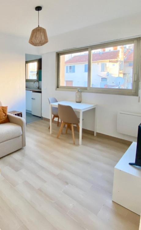 Excellent Emplacement: Plein Coeur De Ville, Croisette Et Rue D'antibes