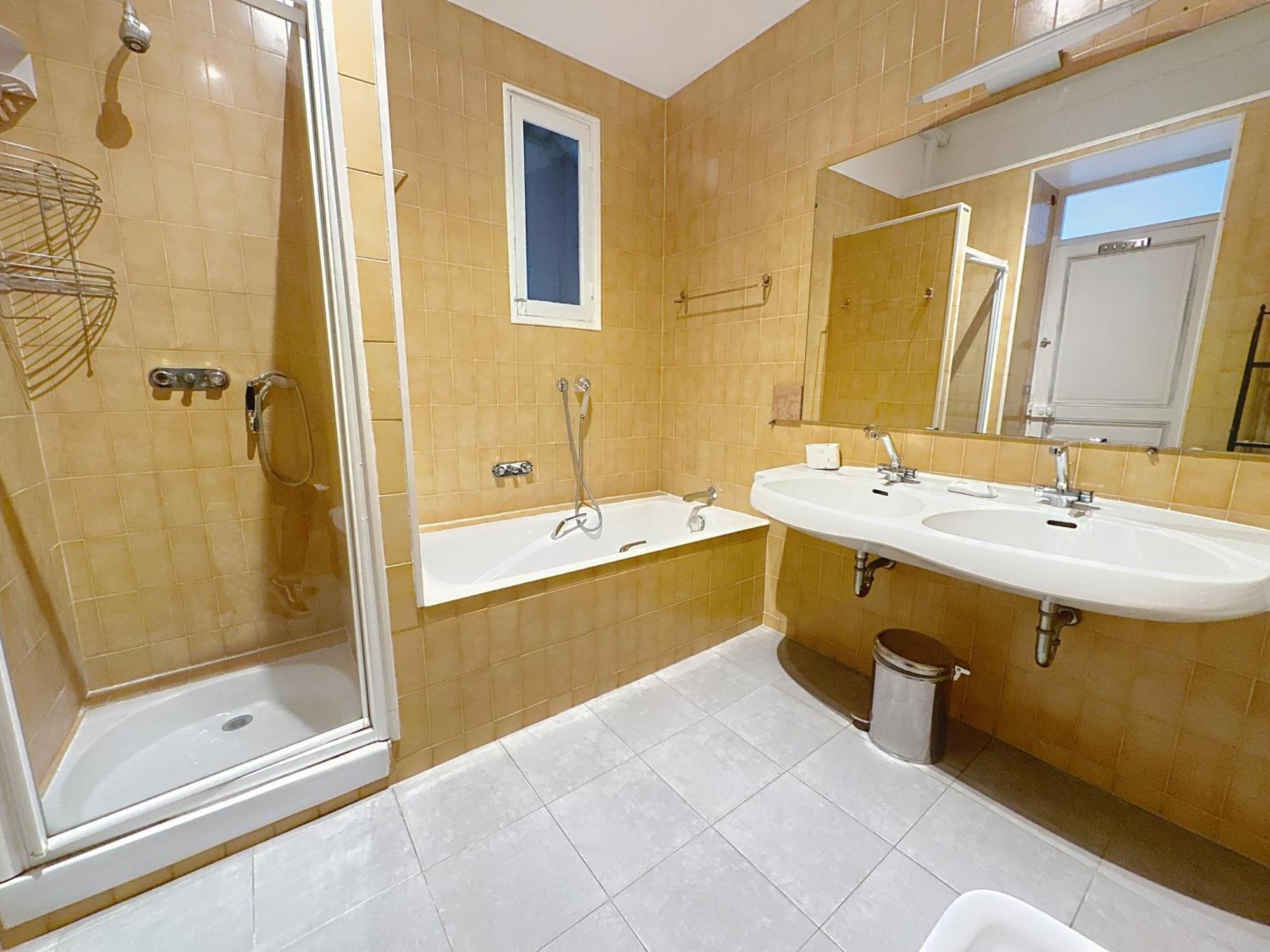 2 Bedroom Forville. 8 Mins From The Palais. 328