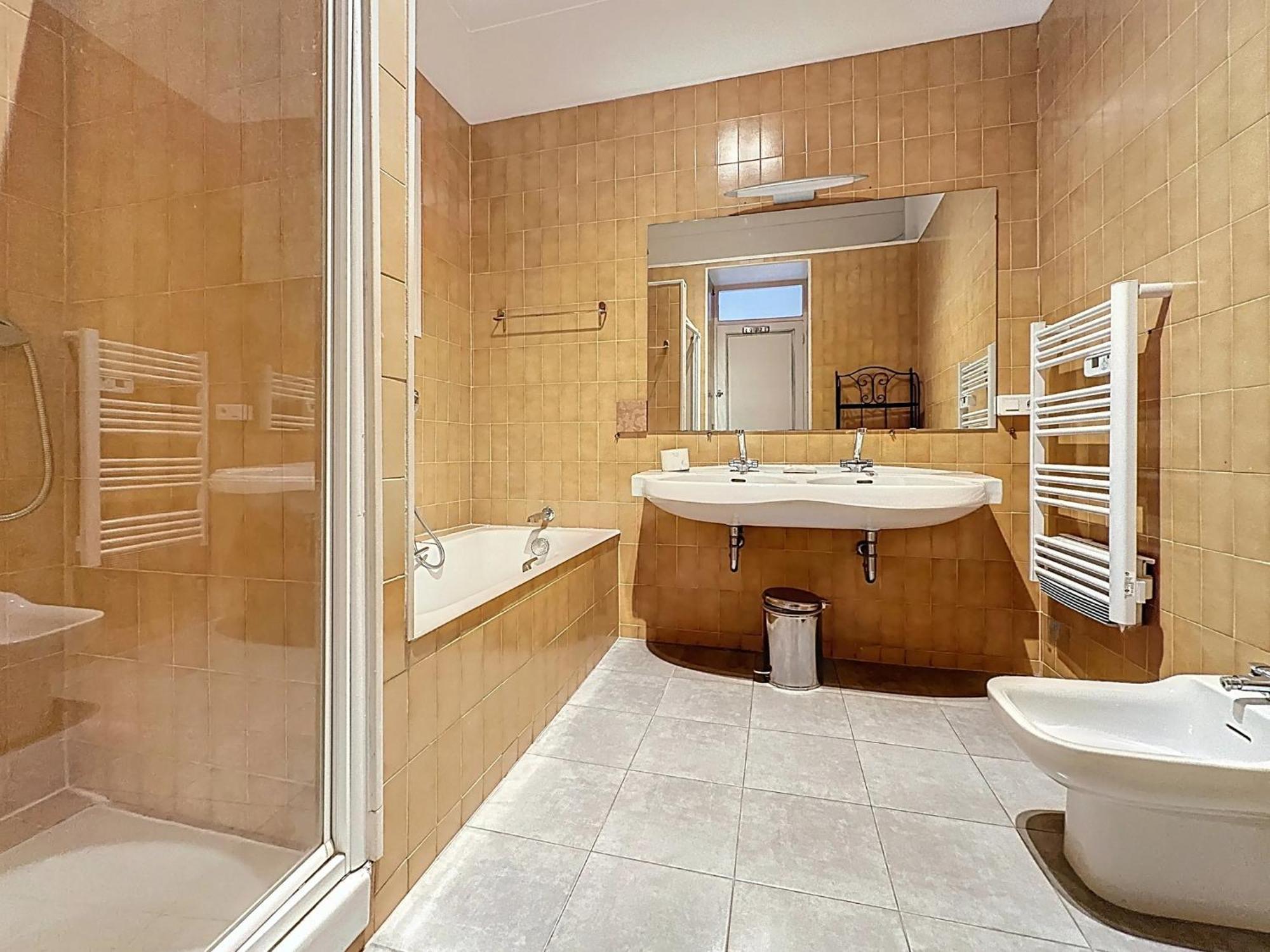 2 Bedroom Forville. 8 Mins From The Palais. 328 Apartment