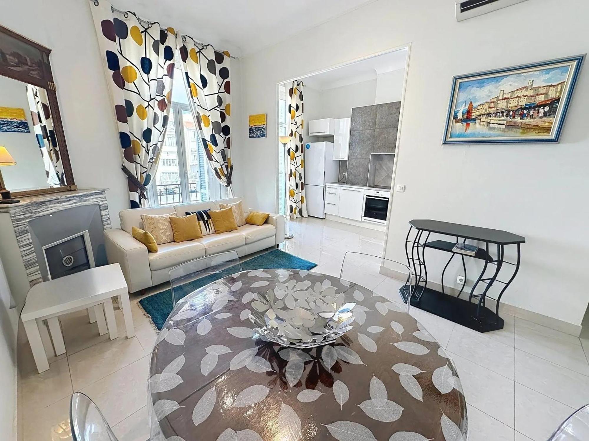 Apartment 2 Bedroom Forville. 8 Mins From The Palais. 328