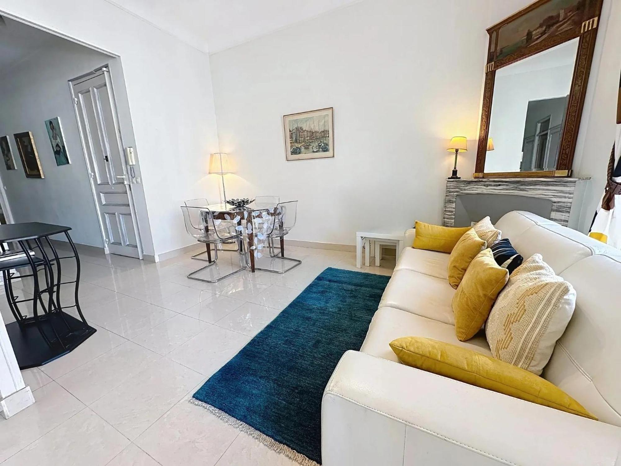 2 Bedroom Forville. 8 Mins From The Palais. 328 Apartment *