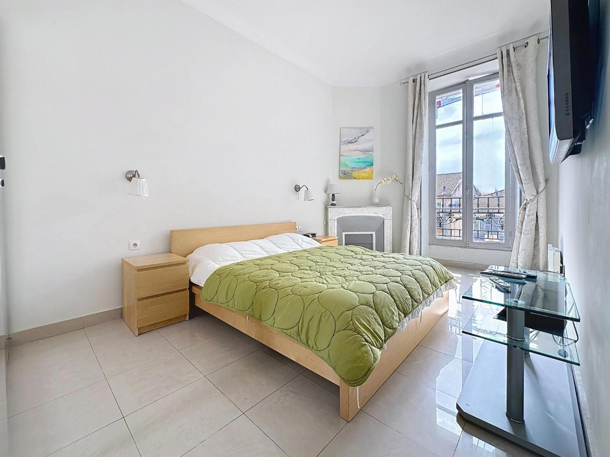 2 Bedroom Forville. 8 Mins From The Palais. 328 *