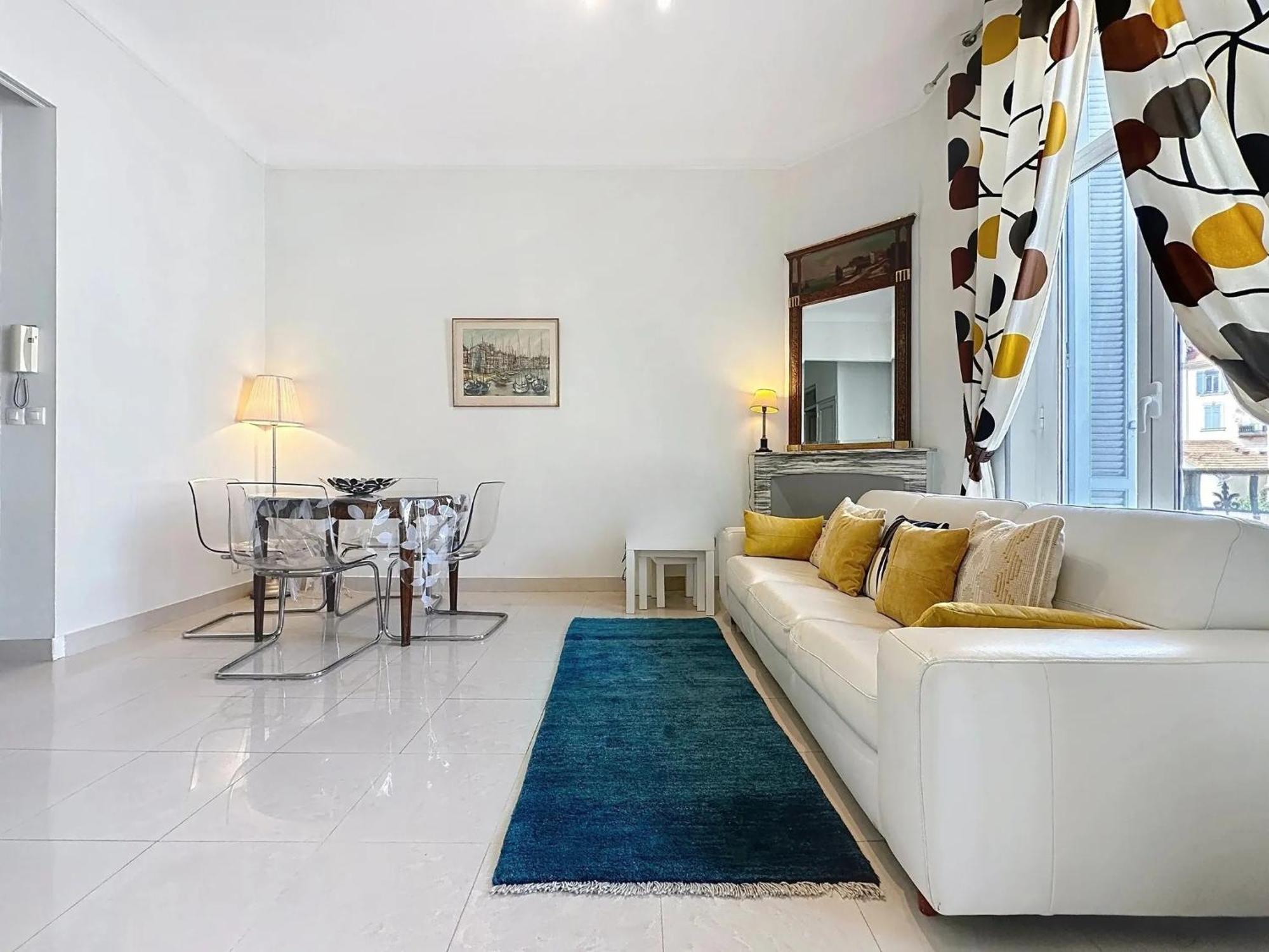 2 Bedroom Forville. 8 Mins From The Palais. 328 Appartement *