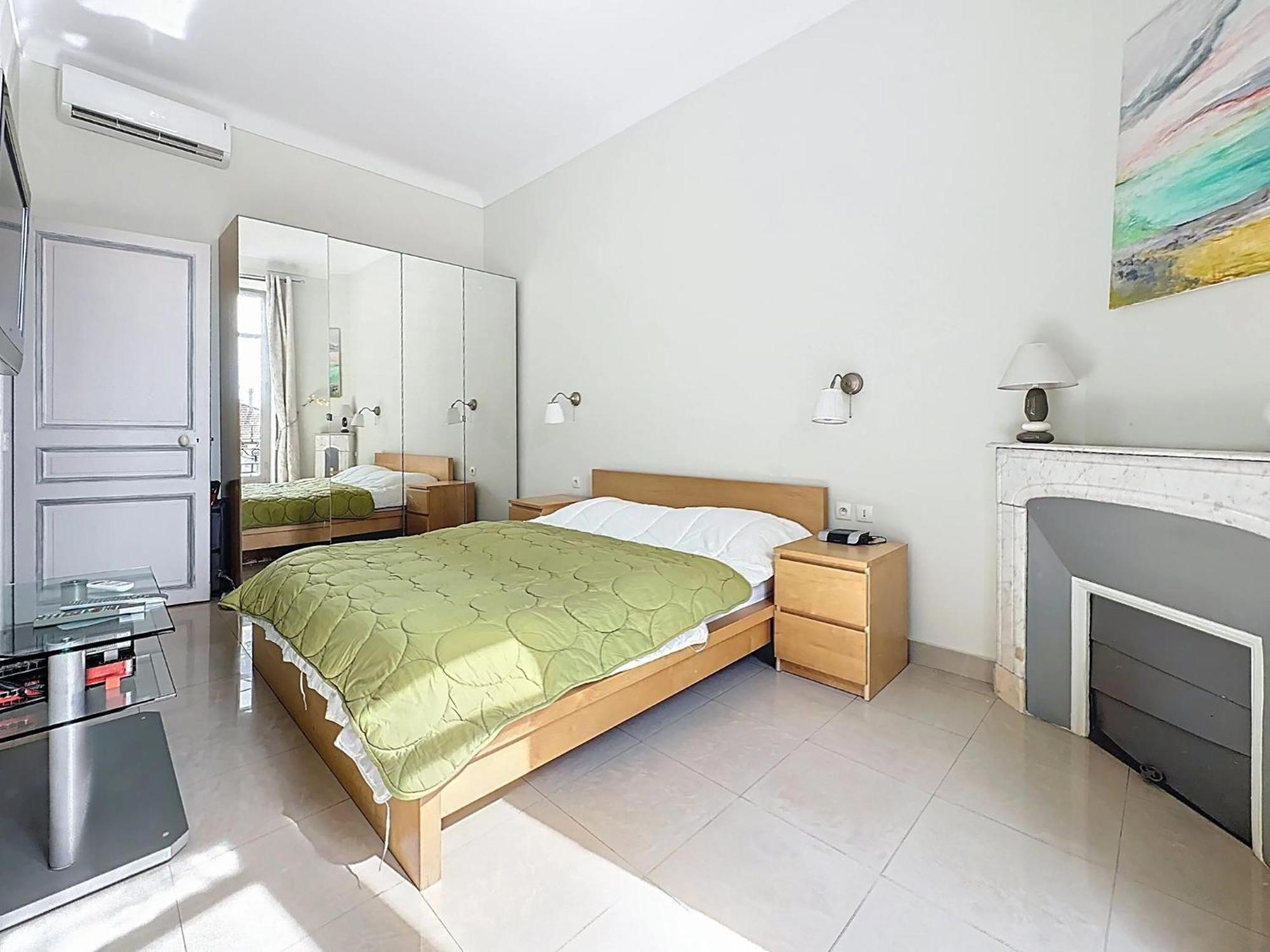 Apartment 2 Bedroom Forville. 8 Mins From The Palais. 328 *