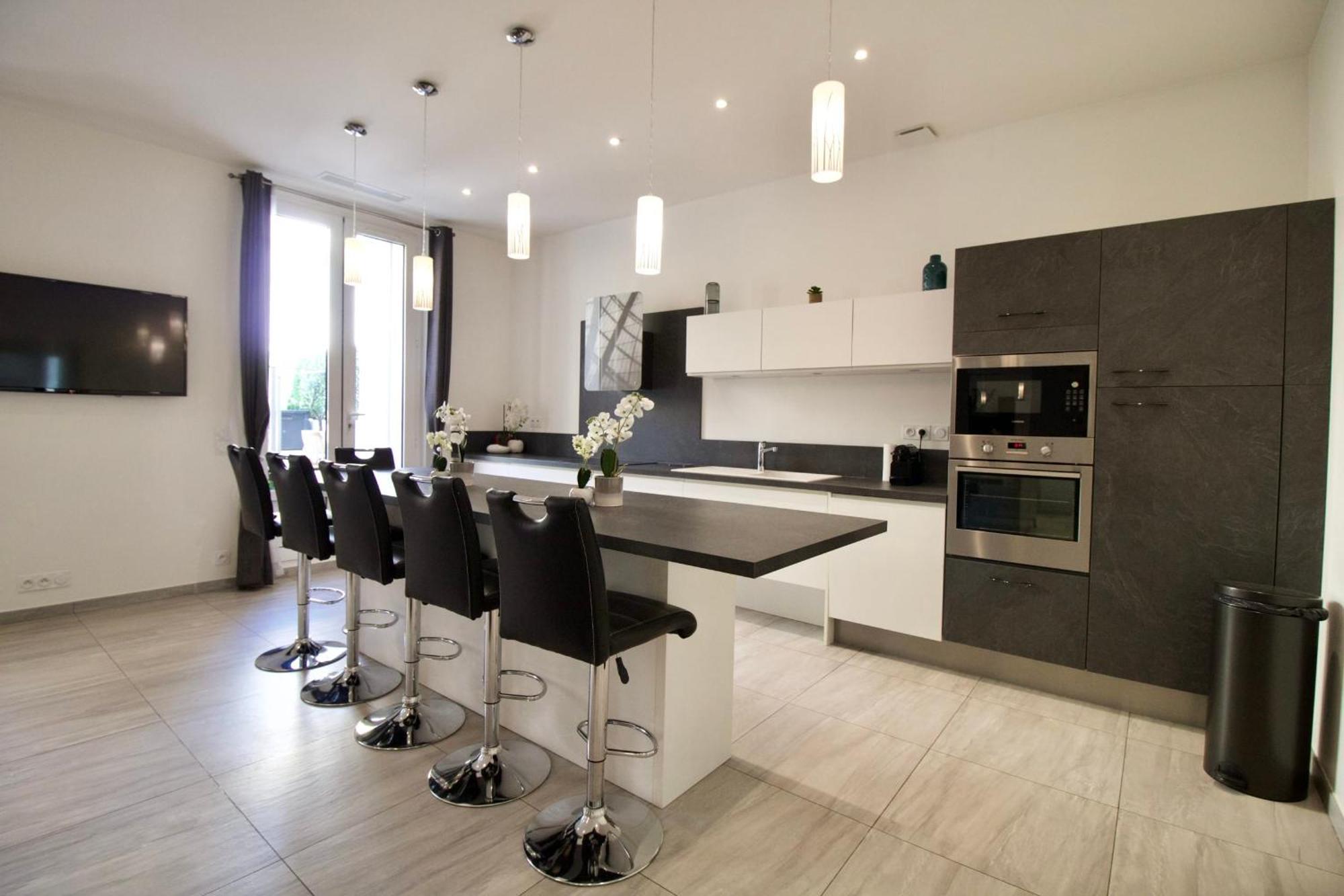 4 Bedrooms 4 Bathrooms Terrace