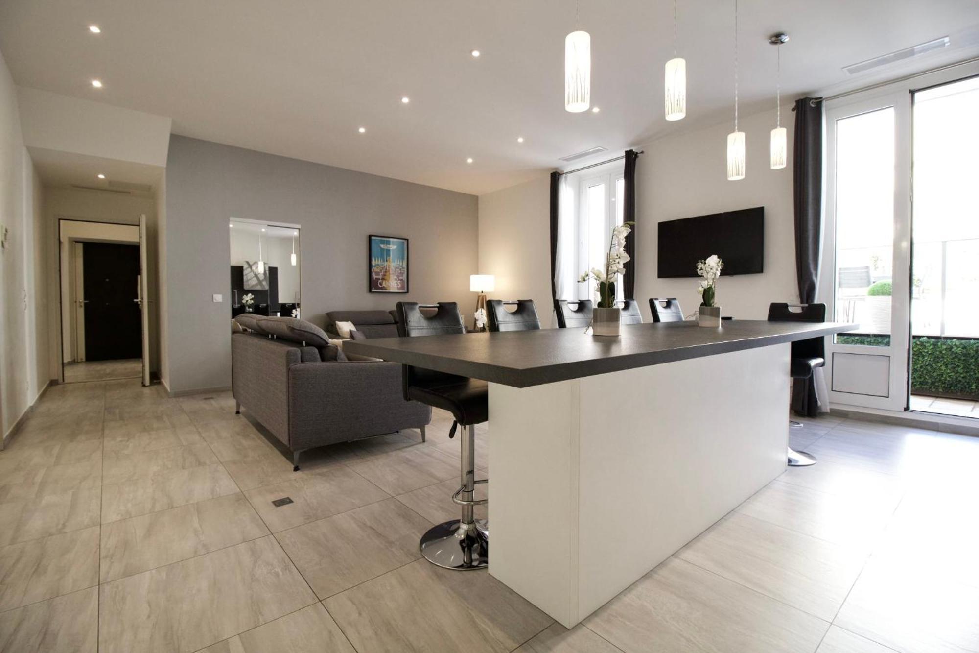 4 Bedrooms 4 Bathrooms Terrace Apartment *