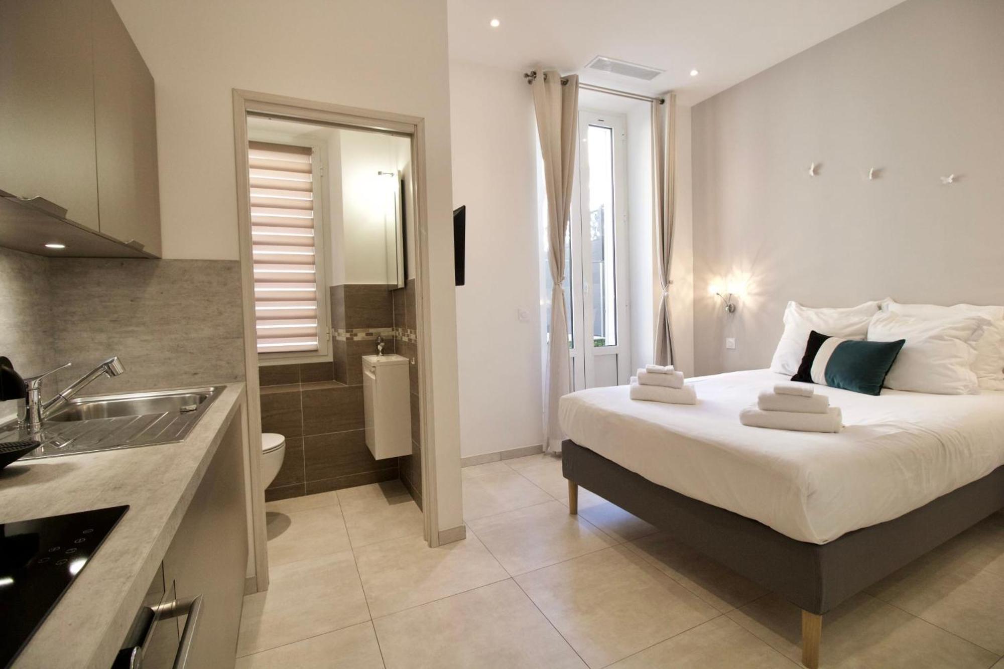 4 Bedrooms 4 Bathrooms Terrace Apartment *