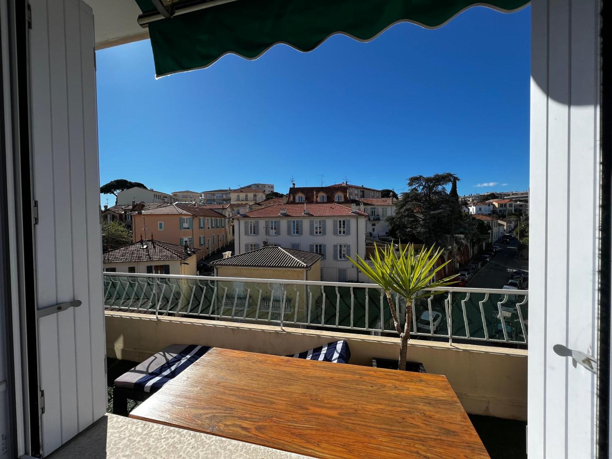 Apartment T2 Proche Centre Et Palais Avec Terrasse !