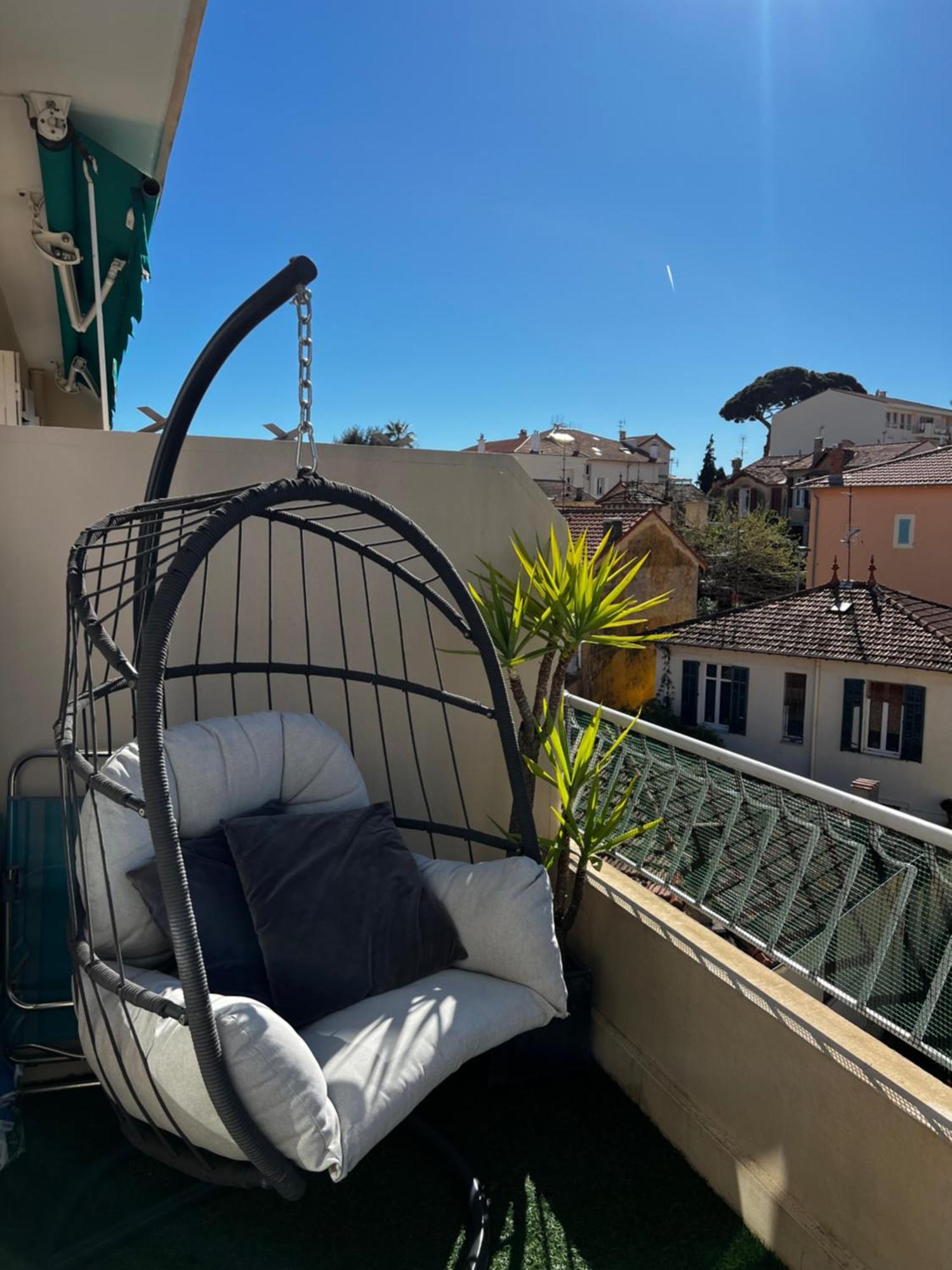 T2 Proche Centre Et Palais Avec Terrasse ! *