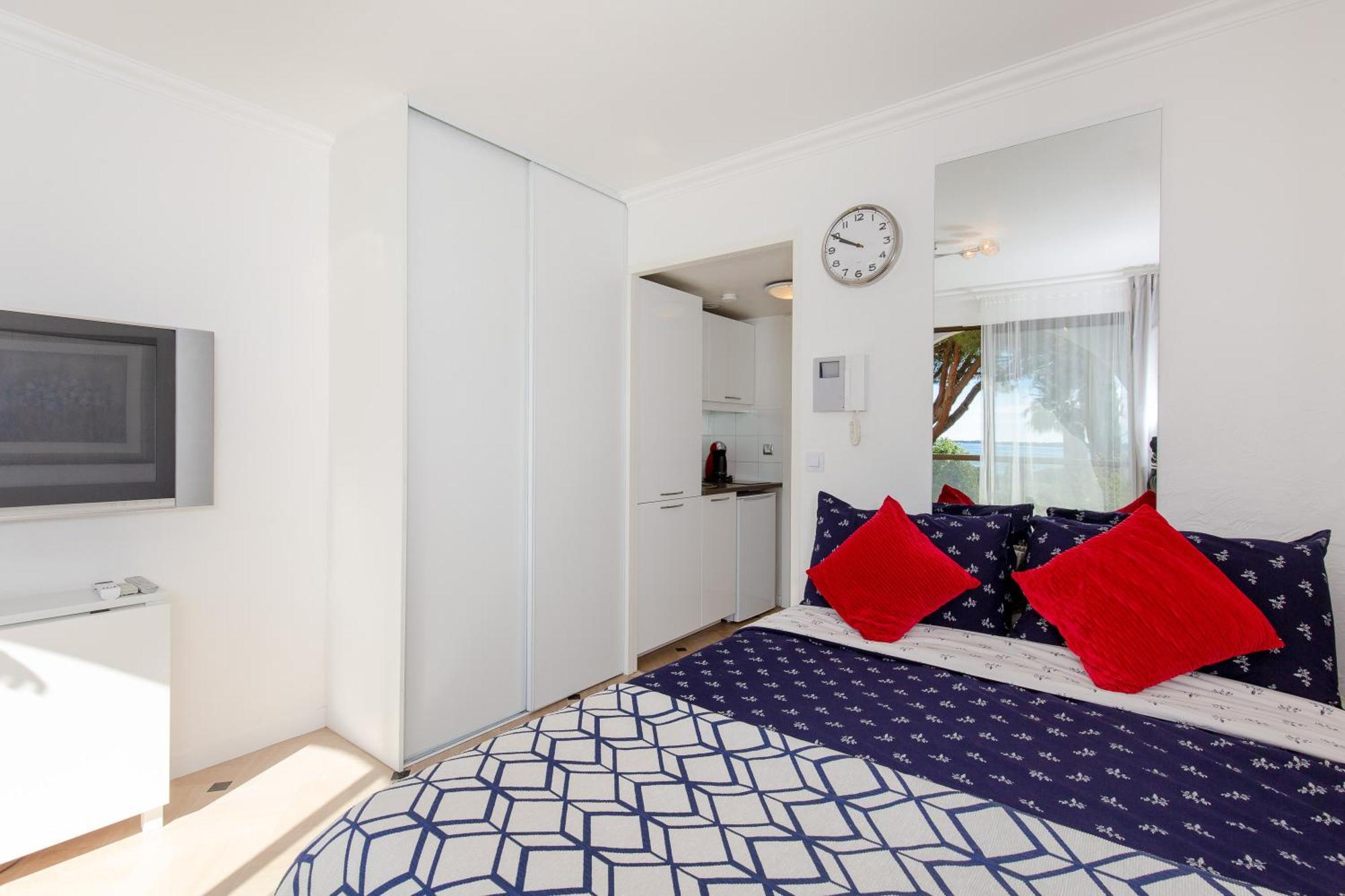 Apartment Cozy With Sea View, Swimming Pool And Greenery