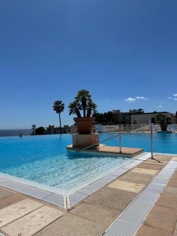 Piscine Vue Parking 4 Personnes