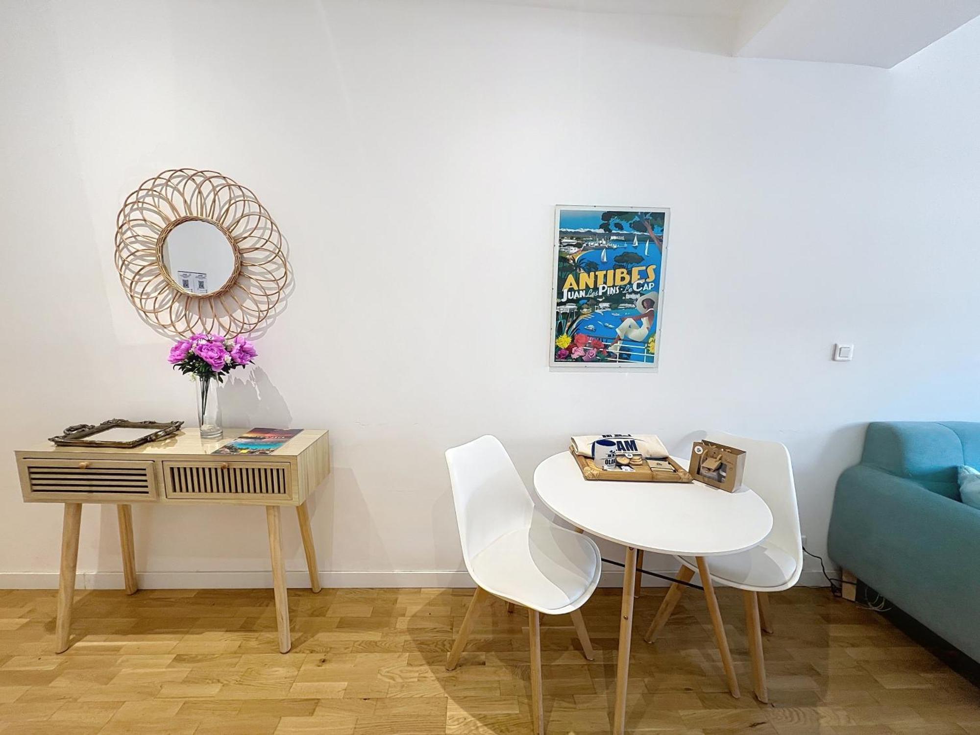 Apartment Heart Of Town Cozy Bright Warm & Sunny By Olam