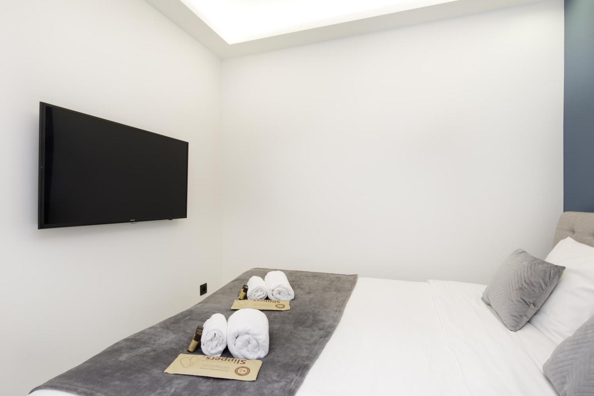 Gray D'albion 3i7 Yourhosthelper Apartment