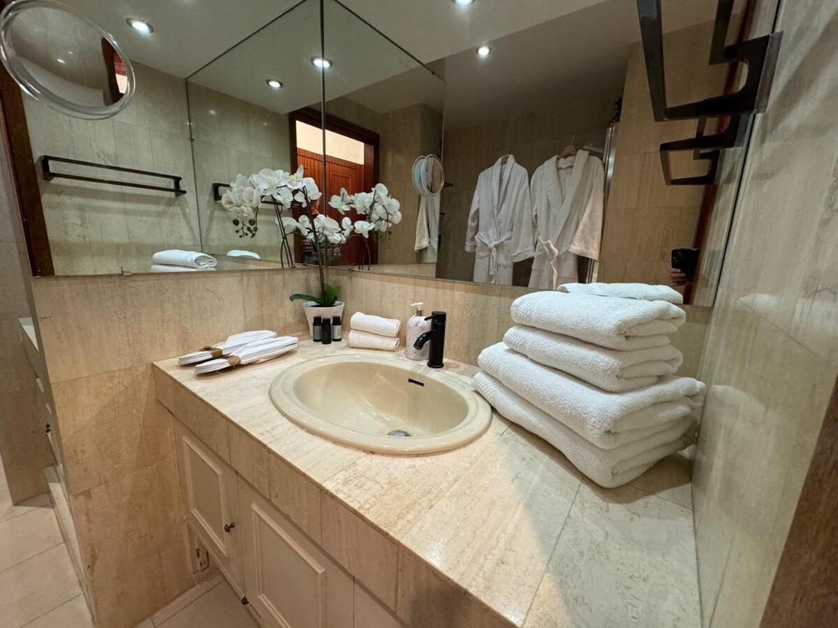 Chic 2 Bedroom With Huge Terrace And Pool