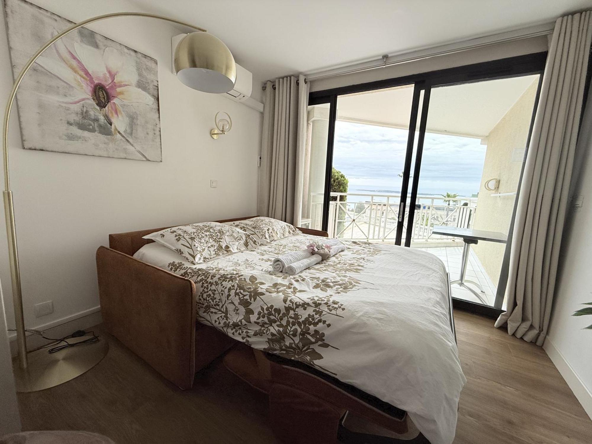 Studio Vue mer et Piscine Climatisation Wifi Cannes