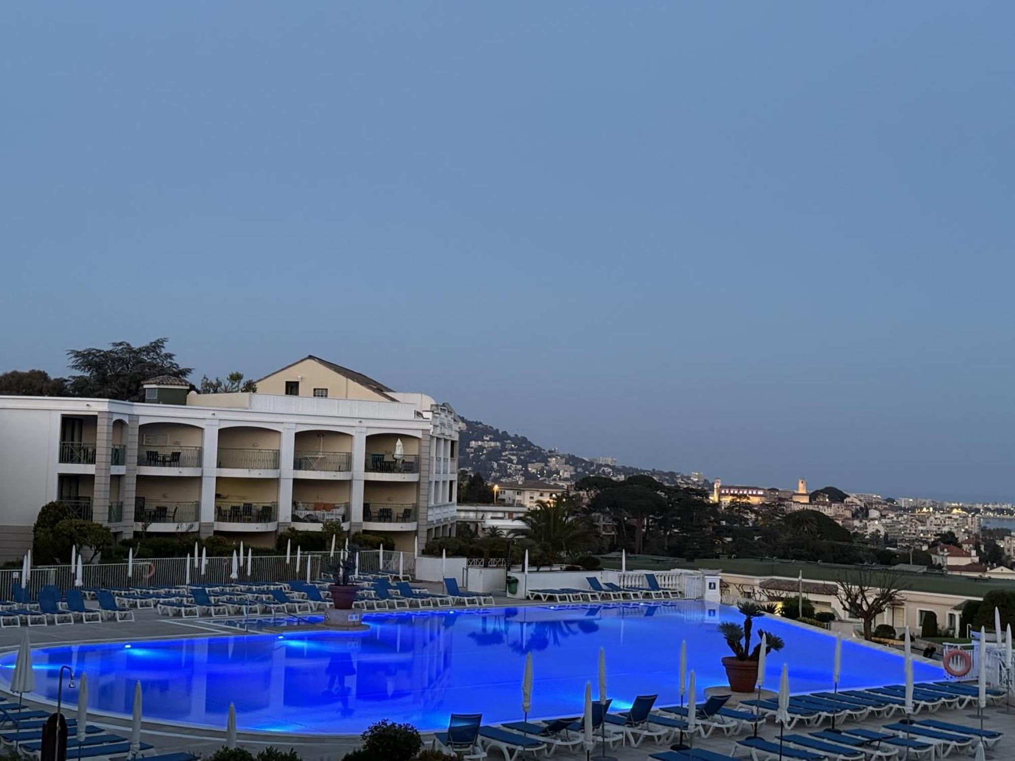 Studio Vue mer et Piscine Climatisation Wifi * Cannes