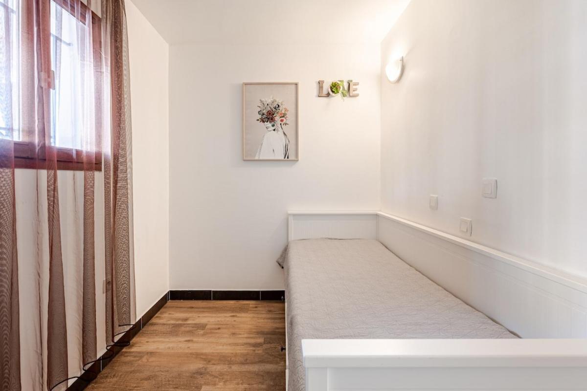 With Garden, Pool, Sea View And Parking Cannes