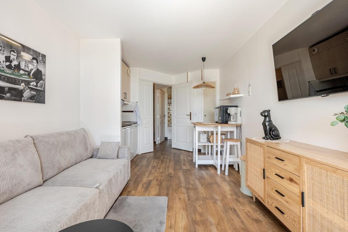 Apartment With Garden, Pool, Sea View And Parking