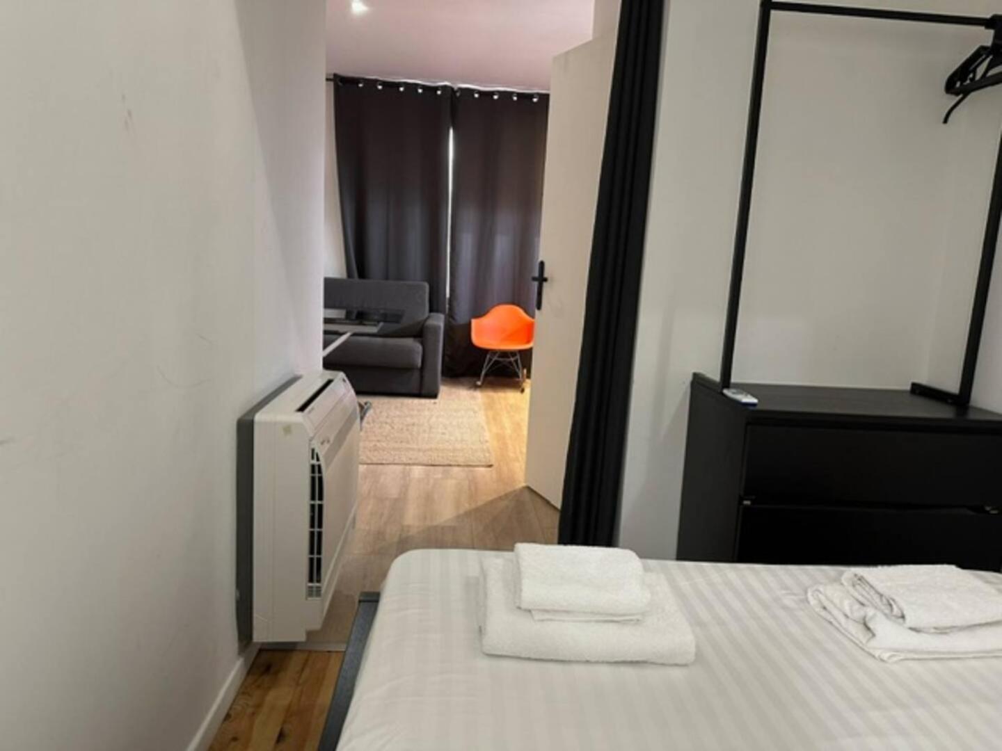 Steps From The Palace, Beach, Center Apartment *