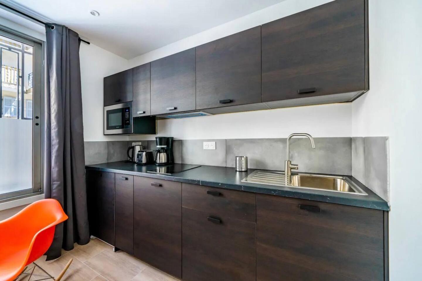 Steps From The Palace, Beach, Center Apartment