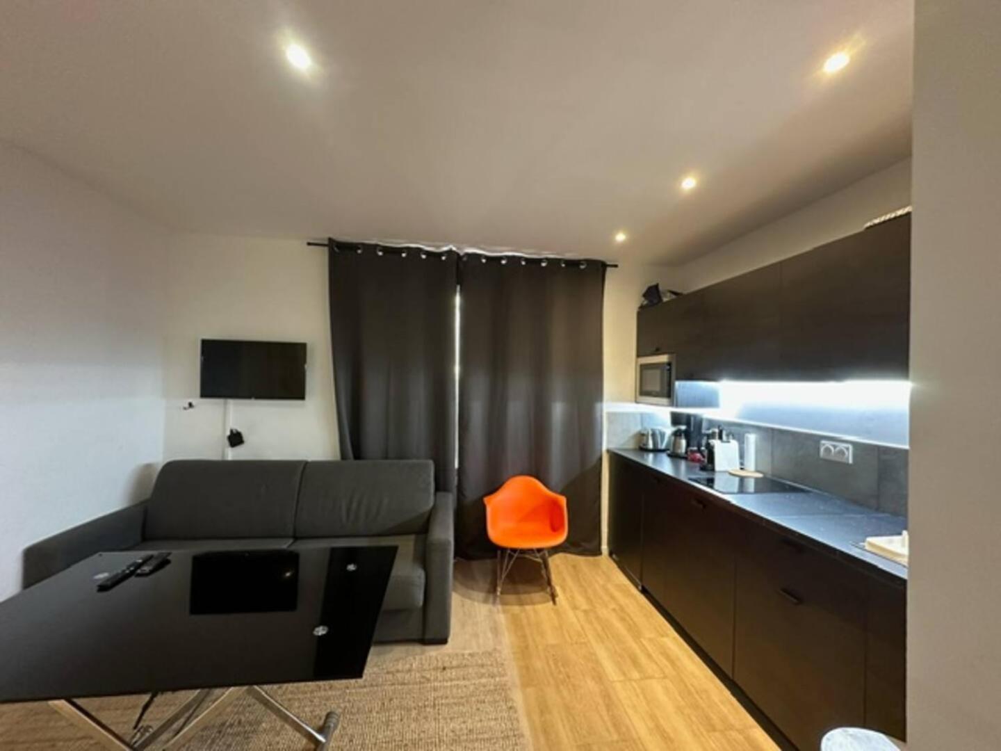Apartment Steps From The Palace, Beach, Center *