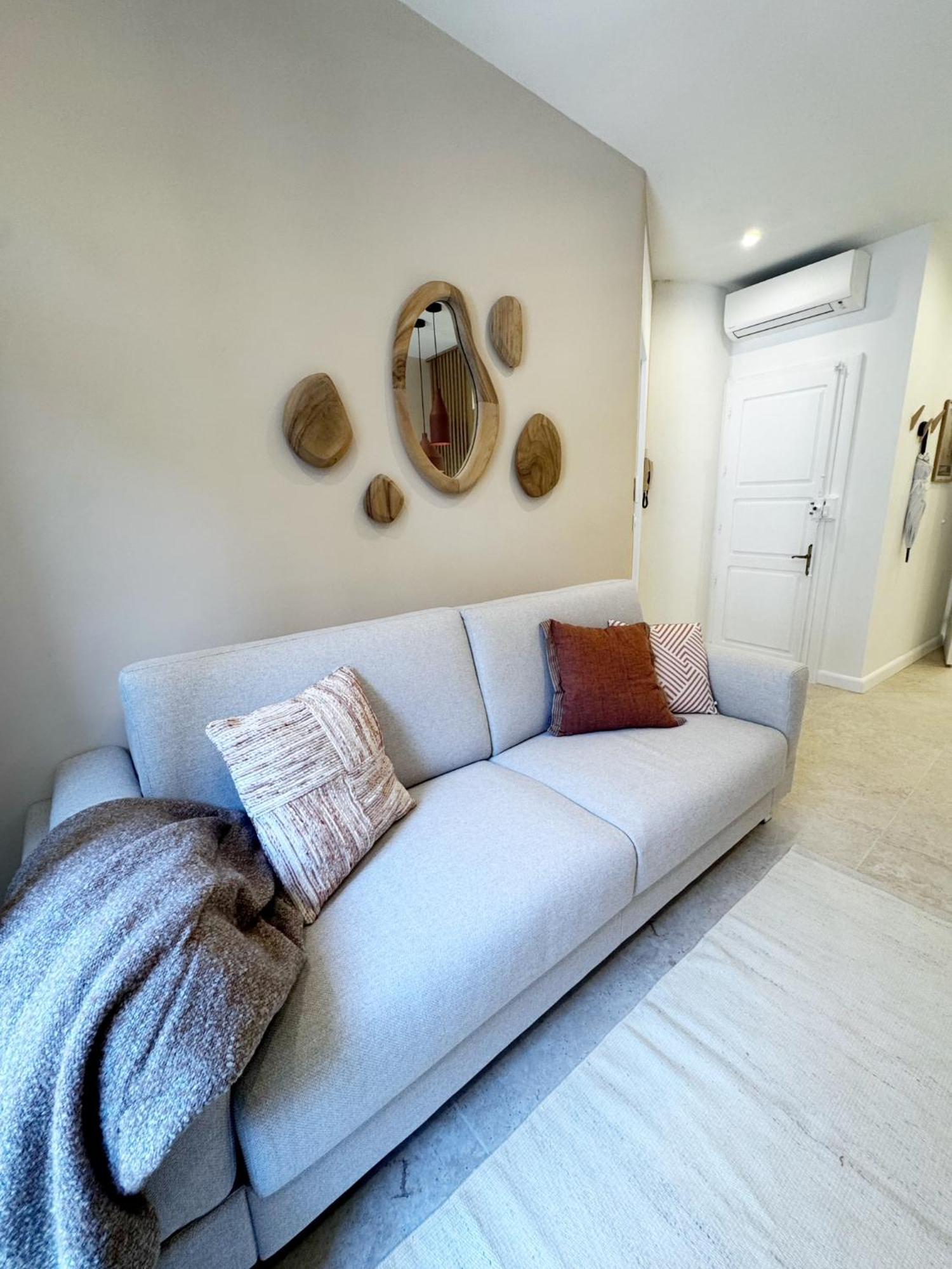 Apartment & Palais - 2 Min Away, Balcony *