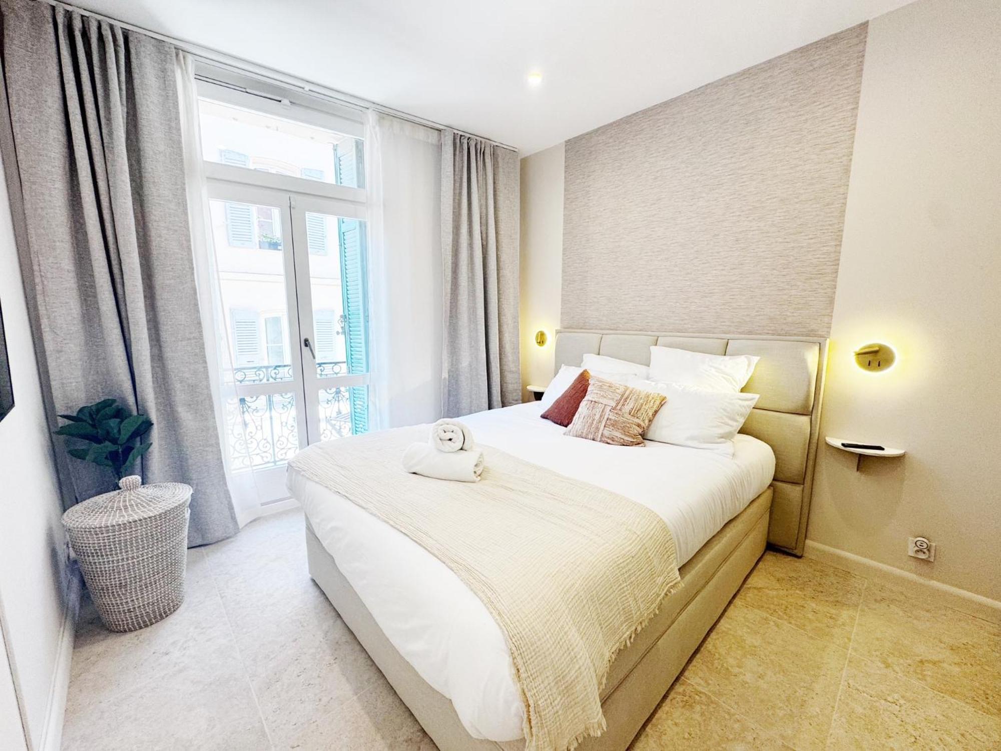 & Palais - 2 Min Away, Balcony *