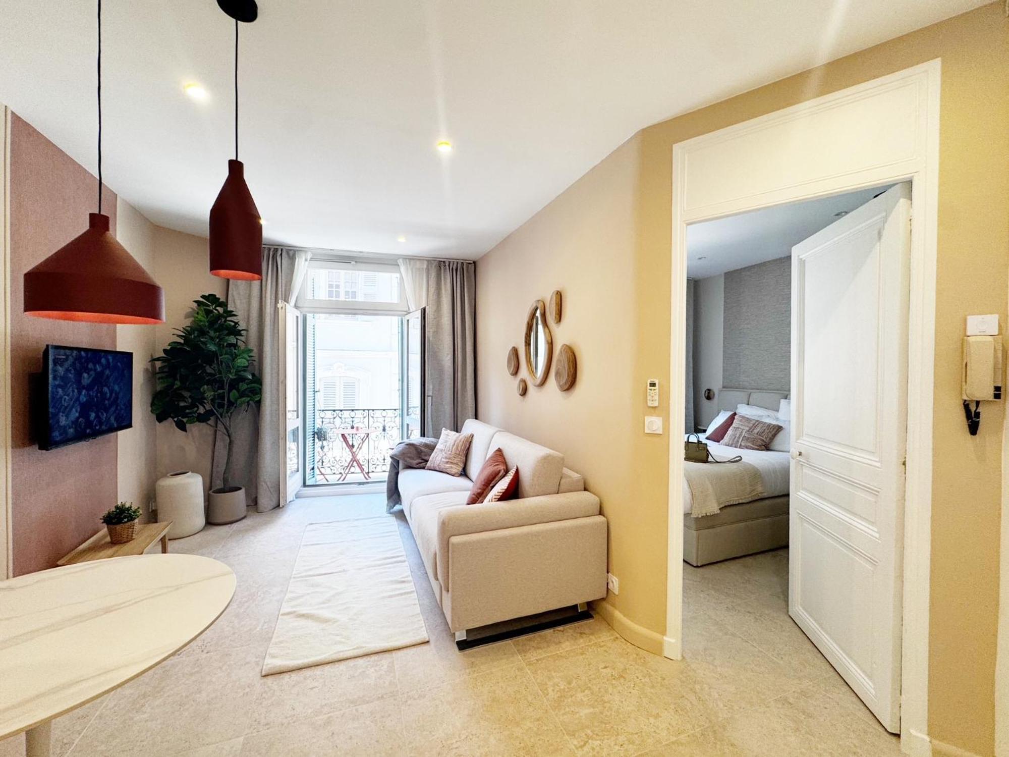 Apartment & Palais - 2 Min Away, Balcony