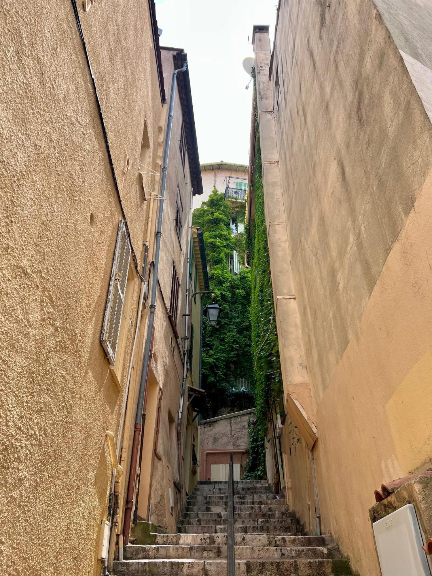Vue Au Coeur Du Suquet * Cannes