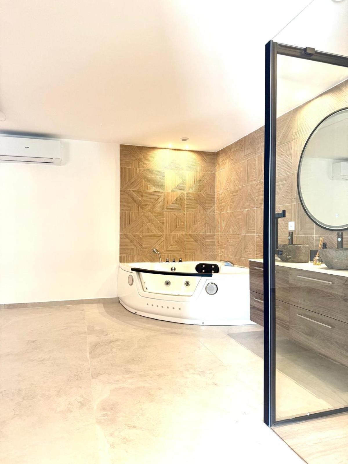 Jacuzzi In Apartment *