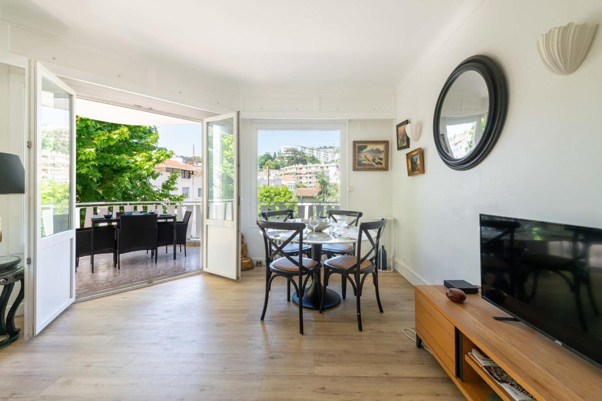 Cozy 2-br 6 Minutes From The *