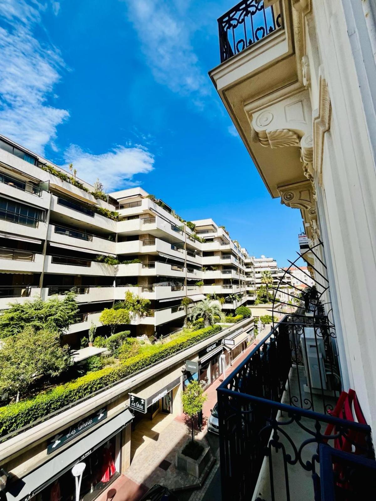 Golden Triangle 2br/2ba Apartment Cannes