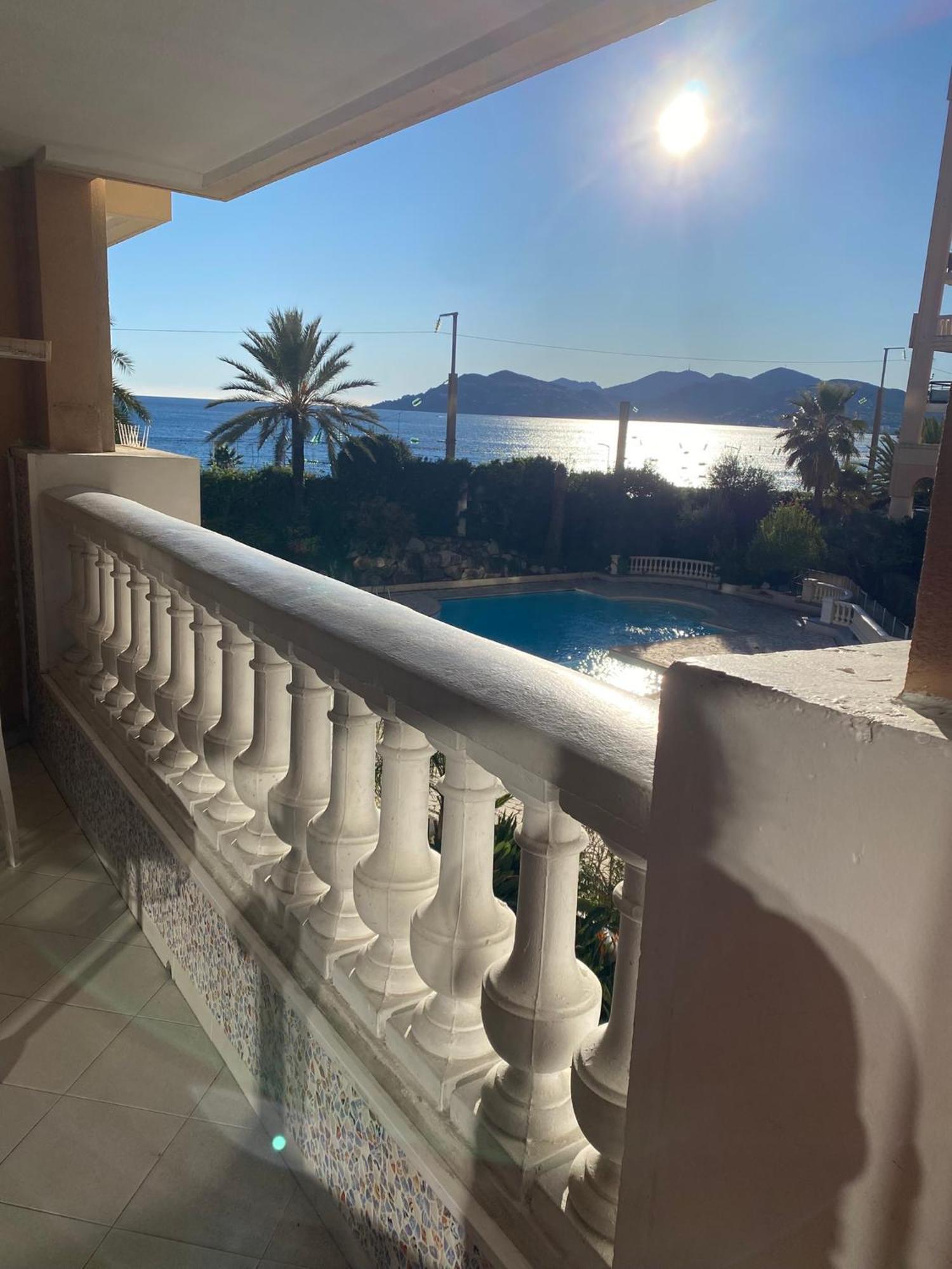 Bord De Mer, Terrasse, A Pieds Cannes