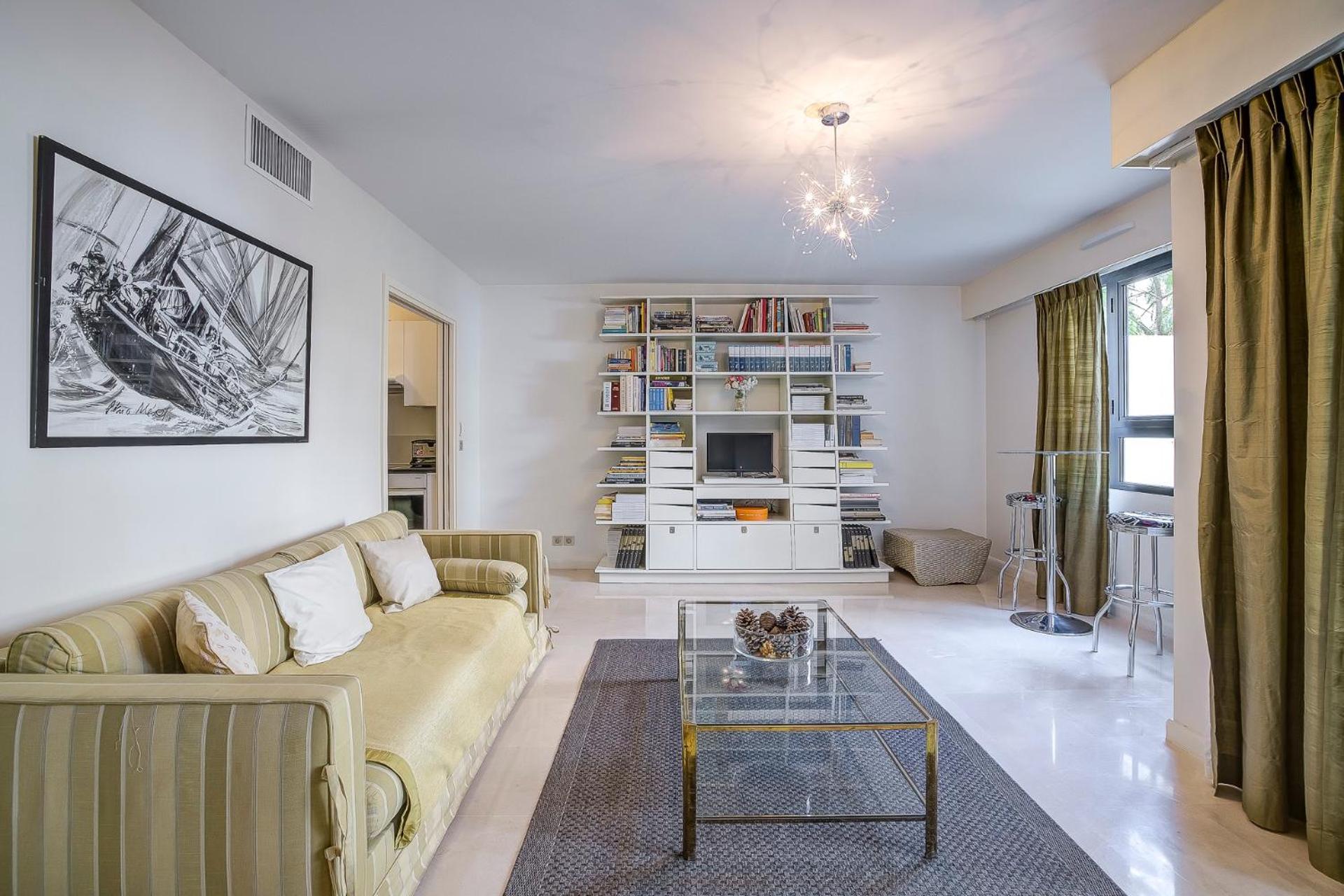 Carlton Riviera Apartment *