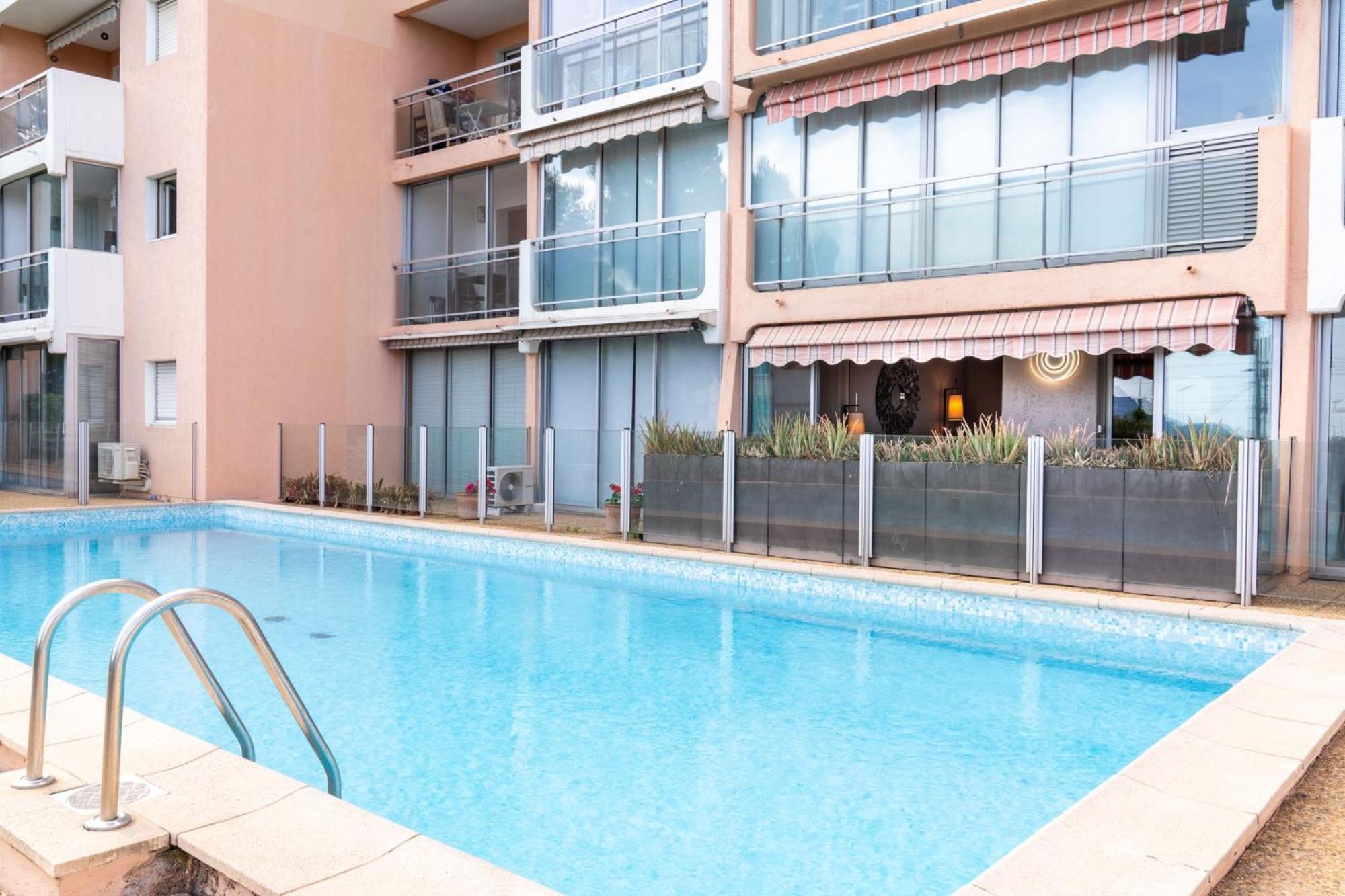 - Avec Terrasse, Vue, Mer, Piscine, Plage, Garage Apartment