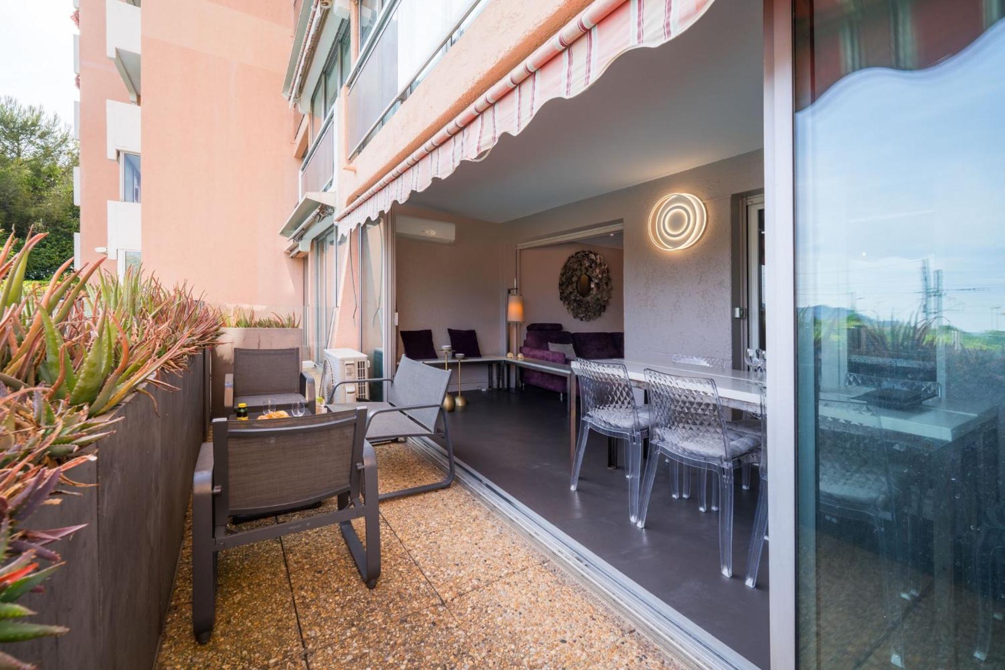 - Avec Terrasse, Vue, Mer, Piscine, Plage, Garage Apartment *