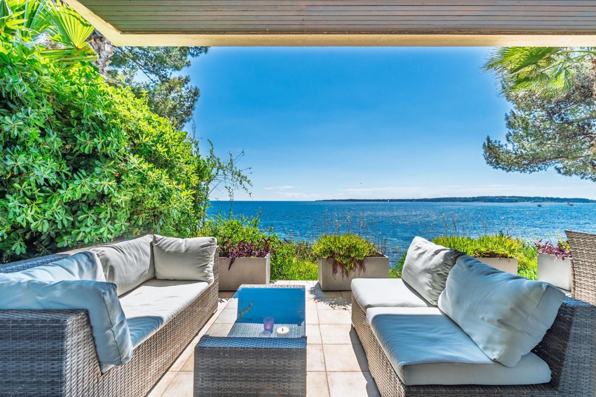 Adriana By Terry's Homes Waterfront Seaview Cannes