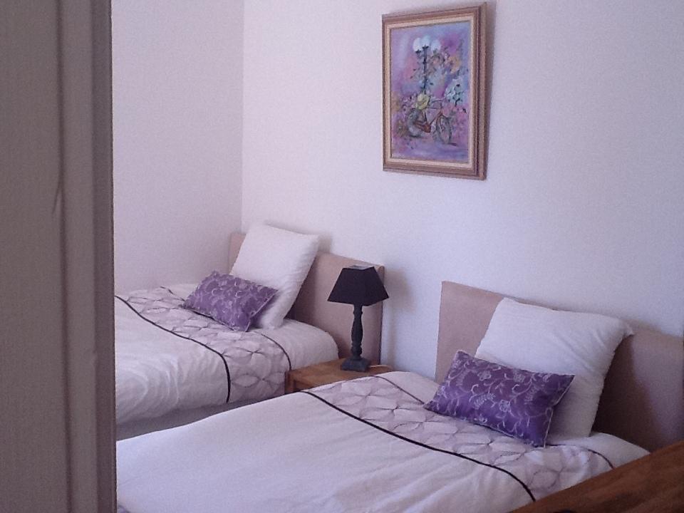 Palm Serenity: Cozy 2-bed Near Beaches Apartment *