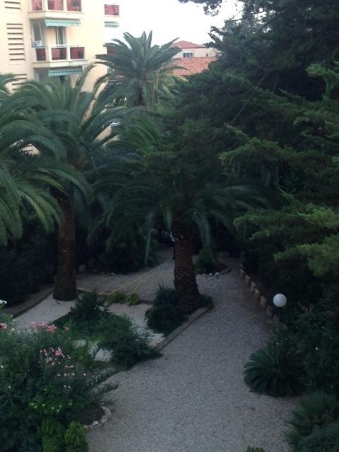 Palm Serenity: Cozy 2-bed Near Beaches Apartment Cannes