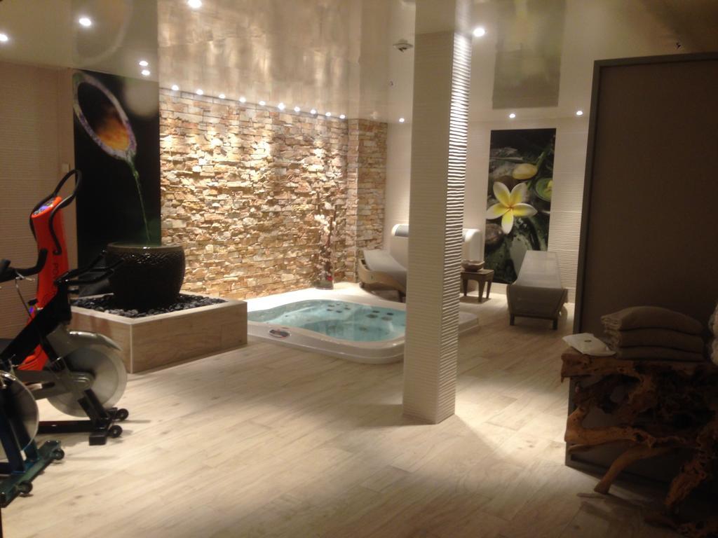 Western Premier Le Patio Des Artistes Wellness Jacuzzi 4*