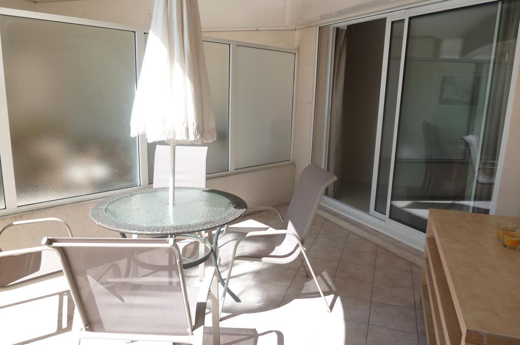 Seafront Haven: Modern 2-bed With Pool Apartamento