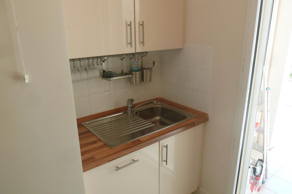 Seafront Haven: Modern 2-bed With Pool Cannes