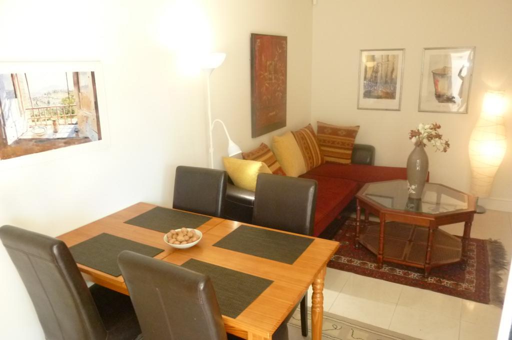 Seafront Haven: Modern 2-bed With Pool Apartamento *