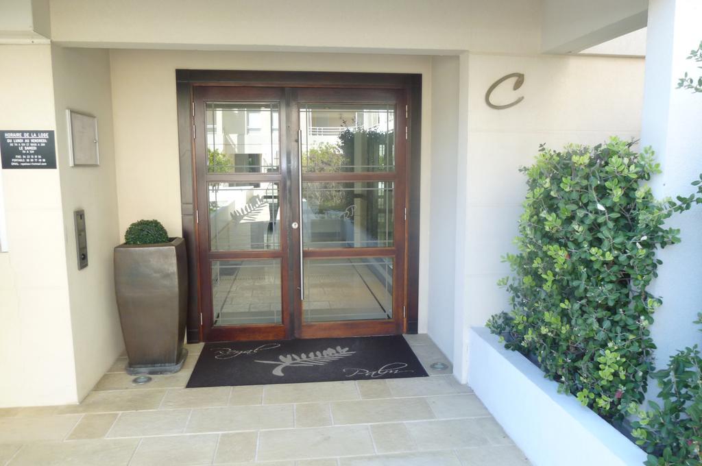 Seafront Haven: Modern 2-bed With Pool *