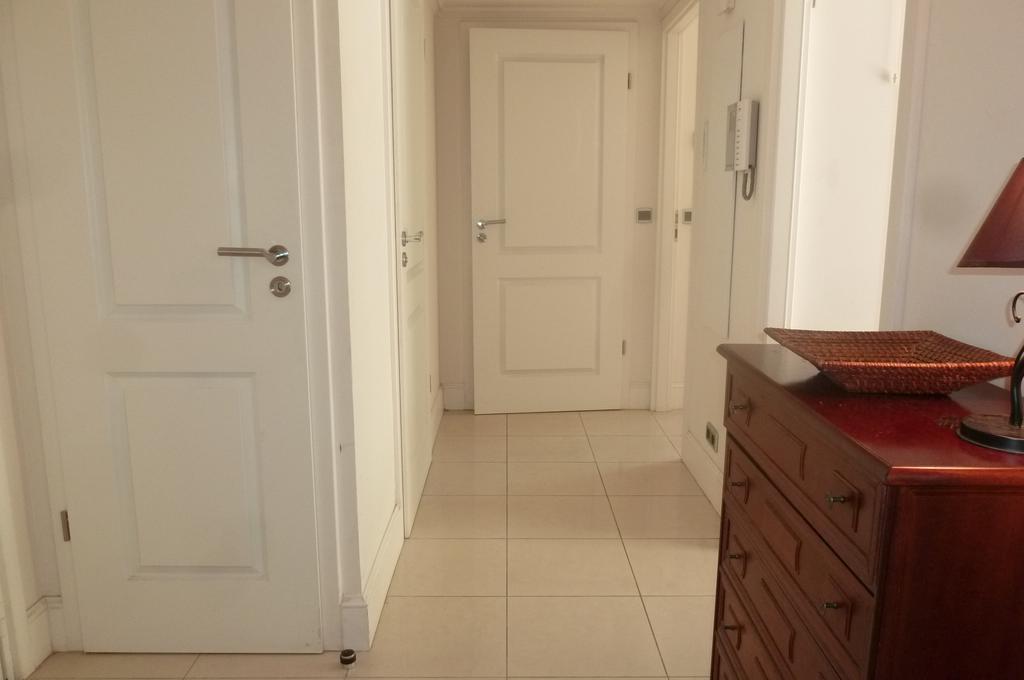 Seafront Haven: Modern 2-bed With Pool Apartamento