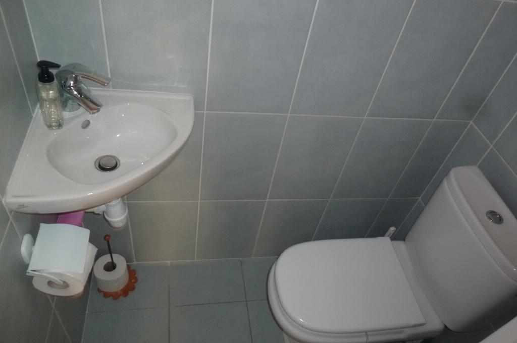 Seafront Haven: Modern 2-bed With Pool