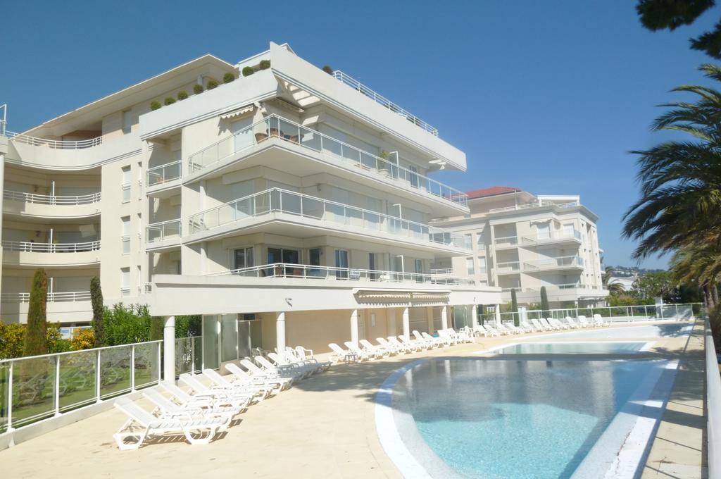 Apartamento Seafront Haven: Modern 2-bed With Pool